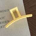 Macro di una molletta per capelli rettangolare giallo opaco con dettagli in metallo oro - 3# Clip per Capelli Lunga Dritta Gialla