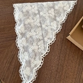 Élégante écharpe triangle en dentelle blanc cassé avec broderie florale et bords ondulés - Style Broderie Trois Fleurs de Prunier / Blanc Cassé