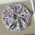 Großes Scrunchie mit lila Blumenmuster und Spitze auf einem geflochtenen Tablett - 3# Weiß-lilafarbenes plissiertes Haargummi mit Blumenmuster