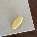 Dettaglio della clip per capelli ovale minimalista in resina giallo crema su lino - 7# Fermaglio per Capelli Ovale Giallo