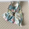 Großes Haargummi mit floralem Aquarelldruck, rosa Rosen und hellblauen Details - Grün Blumen Aquarell Haargummi