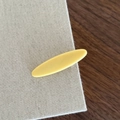 Dettaglio di un fermaglio per capelli giallo opaco ovale su superficie testurizzata - 8# Fermaglio per Capelli a Barra Giallo