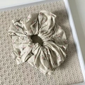 Eleganter Haargummi in Beige und Grün mit Blumenmuster für Damen Haarschmuck - Doppellagiges Blumen Haargummi / Rosa und Grün