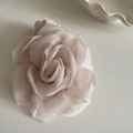 Vue détaillée d'un chouchou fleur de rose en mousseline avec des couches élégantes beige - Rose
