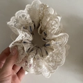 Détail de chouchou en dentelle crème avec rayures bleues et bordure florale brodée - Bordure en Dentelle Beige