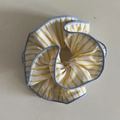 Chouchou à rayures jaunes et blanches avec bordure bleue présenté en vue de dessus - Chouchou Blanc à Rayures Jaunes