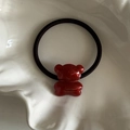 Coletero de oso de acetato minimalista con etiqueta dorada en bandeja de cerámica - Oso Rojo Vino (2#)