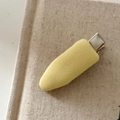 Minimalistische cremegelbe Stoff-Haarspange auf neutralem Buchcover mit Leinentextur - 2# Gelbe Spurenlose Haarspange