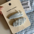 Dettaglio di fermagli per capelli blu con piccolo fiocco bianco su scheda di carta - Coppia di Fiocchi Goccia Blu (4#)