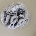 Detailansicht eines blau gestreiften Scrunchies mit weißer Plissee-Organza-Spitze - 3# Marineblau Gestreift Spitzenkante