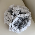 Detailaufnahme des französisch gestreiften Scrunchie mit geraffter Struktur und blauem Stoff - 4# Schwarz Gestreift Spitzenkante