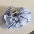 Pinza para el pelo con lazo azul claro de lunares, encaje y muelle de metal dorado - Pinza para el cabello lazo azul con lunares negros
