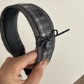 Détail d'un serre-tête large rembourré avec motif tartan gris et décoration de bouton - Serre-tête large épaissi / Black Gray Stripe Wide Headband