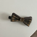 Gros plan d'une pince à cheveux vintage à carreaux marron avec bouton décoratif - Pinces cheveux bec de canard / Barrette Nœud Rayures Caramel