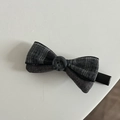 Détail d'une pince à cheveux à nœud à carreaux gris avec bouton noir et bec métallique - Pinces cheveux bec de canard / Barrette Nœud Rayures Noir Gris