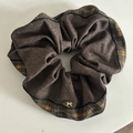Détail d'un chouchou vintage à carreaux marron avec insigne en métal à nœud blanc - Chouchou / Chouchou Khaki Bordure Caramel