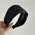 Dettaglio del cerchietto in tessuto plissettato nero con grip interno a denti fini per stabilità - Stile a Righe Grigio Scuro