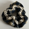 Dettaglio scrunchie a quadri gialli con bordo in pizzo e etichetta con fiocco - Scrunchie Pizzo a Righe Giallo Blu