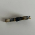 Dettaglio di un fermaglio per capelli in tessuto a scacchi blu e beige classico - Clip per Capelli Lunga Fiocco Giallo Blu
