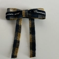 Dettaglio del fiocco a scacchi gialli con nastro blu e lunghe code di tessuto eleganti - Clip per Capelli Fiocco Nastro a Righe Giallo Blu