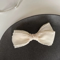 Barrette à cheveux beige élégante avec bordure perlée et texture en tissu côtelé - Grand Nœud / Blanc Cassé