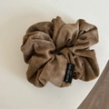 Coletero de terciopelo marrón para el cabello con etiqueta Blind For Love Lucy - Café