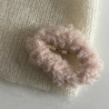 Détail de la pince à cheveux nuage en peluche rose avec texture douce en fausse fourrure - Rose