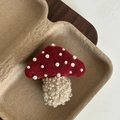 Dettaglio del fermaglio a fungo rosso con perle bianche e morbida consistenza peluche - 6# Fermaglio per Capelli Fungo e Perla Rosso
