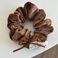 Detail eines braunen Samthaargummis mit Wildlederschleife und Handmade-Bärenetikett - Kaffee Haargummi Kaffee Schleife