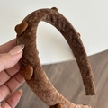 Nahaufnahme brauner Samt-Haarreif mit weicher Wattierung und 3D-Herz-Details - Kaffee Stirnband Herz