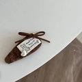 Detail der braunen Samt-Schleifen-Haarklammer mit Bärenetikett und handgefertigter Stickerei - Kaffee Wassertropfen-Clip Schleife