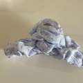 Pince à cheveux en tissu bleu clair avec motif floral délicat et ressort doré - Pince Ondulée Fleurie Bleue