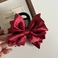 Détail de la grande pince à cheveux en satin bordeaux avec des dents noires brillantes - Pince à nœud / Bordeaux