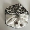 Detail von Leoparden-Haargummi mit Lammfell-Stitching und Vintage-Knopfverzierung - Grün Leopard Weiß Splicing (2#)