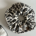 Minimalistischer Haargummi mit Leopardenmuster, Smile-Etikett und Deko-Knöpfen - Weiß Grün Leopard (1#)