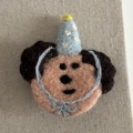 Handgefertigter Pudel aus Wollfilz mit blauem Geburtstagshut und gepunkteter Schleife - Brauner Hund BB-Clip / Brauner Hund mit blauem Hut