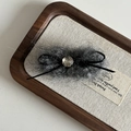 Barrette à cheveux avec nœud en peluche grise et diamant étincelant sur plateau bois - Barrette Fourrure Grise