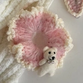 Dettaglio dell'elastico per capelli all'uncinetto con orsetto e fiocco - Scrunchie in Lana Rosa Orso