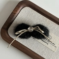 Détail de la pince à cheveux noeud en peluche noire avec cristal et doré - Barette Peluche Noir
