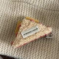Dettaglio della molletta per capelli a torta di spugna in pile beige e rosa - 1# Fermaglio Triangolo Tè al Latte