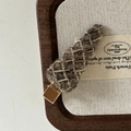 Franse vintage wollen kegelvormige haarspeld met gouden eendenbekclip op linnen - Koffie Gestreepte Driehoek Stijl