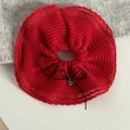 Détail d'un chouchou en tricot rouge avec un nœud marron et un petit pendentif argent - Chouchou Rouge Rose Poilu Nœud