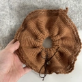 Détail d'un chouchou en tricot avec bordure au crochet et pendentif en métal - Chouchou Caramel Poilu Nœud
