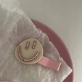 Fermaglio per capelli rosa con disco beige e design viso sorridente in strass lucidi - Clip Rosa Sorriso Tondo Bianco