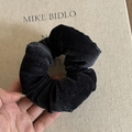 Dettaglio di uno scrunchie in velluto nero che mostra pieghe sottili e trama morbida - Castone a Bolla / Velluto Blu Marino