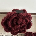 Eleganter weinroter handgefertigter Häkelblumen-Haarclip mit Vintage-Strickstruktur - Weinrot Wollblume Haarkralle