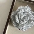 Handgefertigte graue gestrickte Rosen-Haarklammer mit glänzenden schwarzen Akzenten - Grau Wollblume Haarkralle
