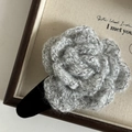 Handgefertigte graue Strickrosen-Haarklammer mit glänzenden schwarzen Seidendetails - Graue Wollblume Haarklammer