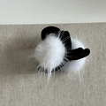 Dettaglio di pompon in ecopelliccia bianca su elastico per capelli in velluto nero - Fermaglio a Croce con Palla di Pelo Bianco Sporco
