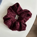 Primer plano de un coletero de chenilla burdeos con textura de terciopelo y pliegues - 3# Coletero Rojo Vino